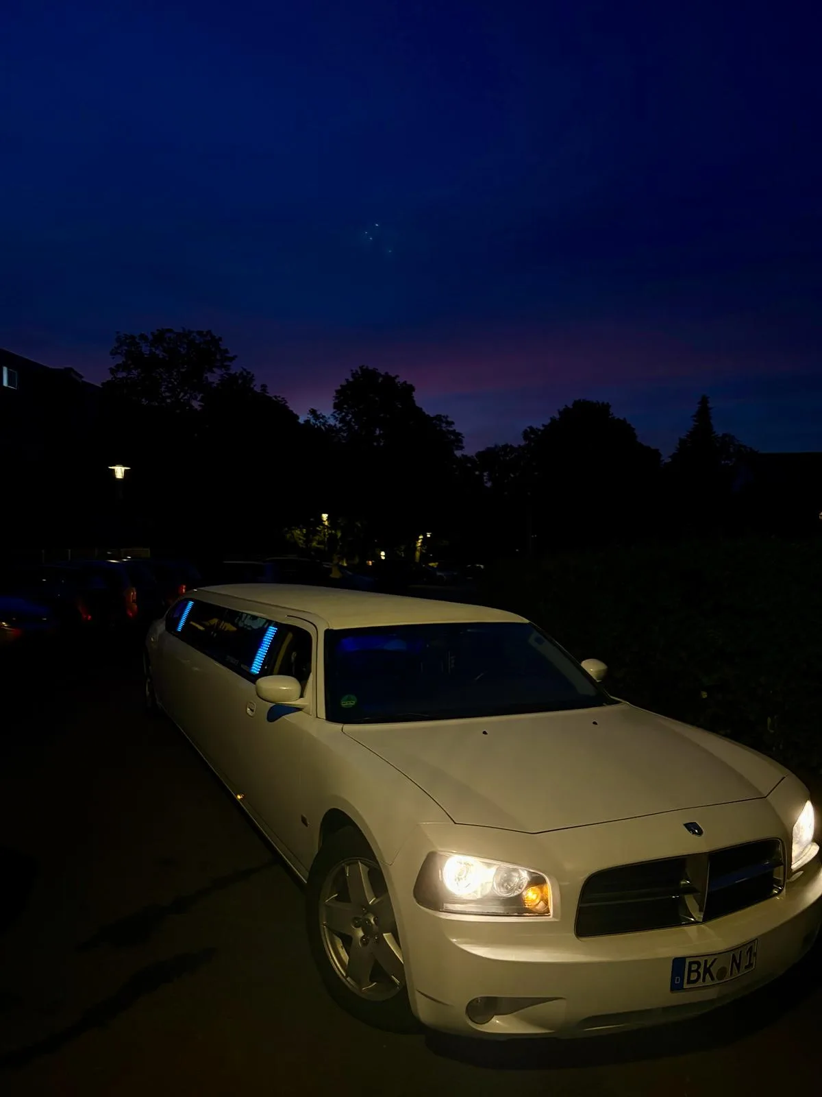 Weiße Stretchlimousine von Royal Limos Stuttgart, Außenansicht