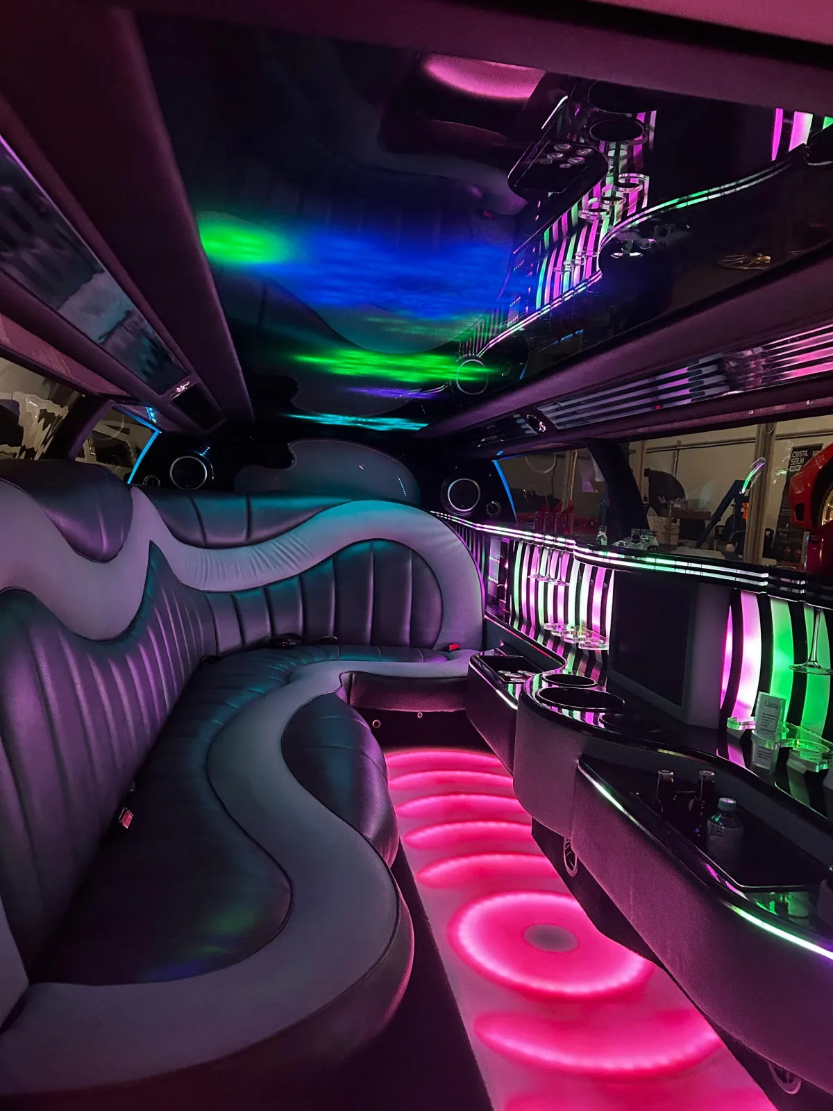 LED-Lounge im Innenraum mit Lederbänken und Bar